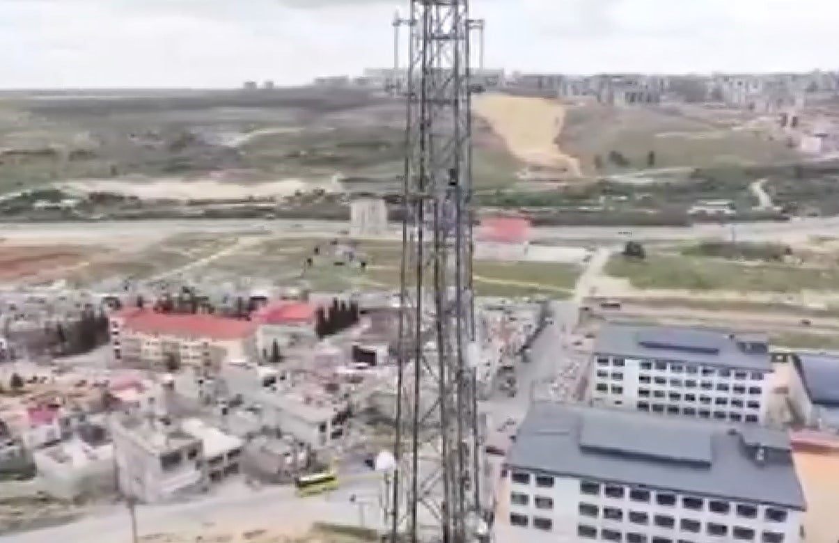 İNTİHAR İÇİN ELEKTRİK DİREĞİNE ÇIKAN ŞAHIS, EMNİYET DRONU İLE VAZGEÇİRİLDİ