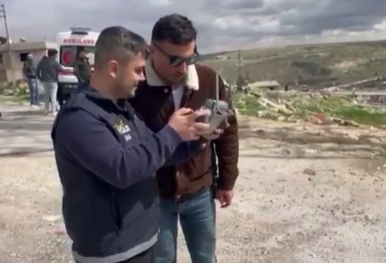 İNTİHAR İÇİN ELEKTRİK DİREĞİNE ÇIKAN ŞAHIS, EMNİYET DRONU İLE VAZGEÇİRİLDİ