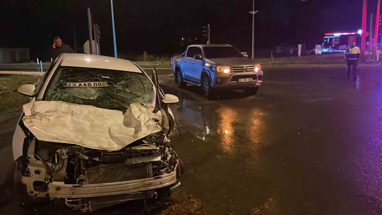 İPSALA’DA TIR, OTOMOBİL VE KAMYONET İLE ÇARPIŞTI