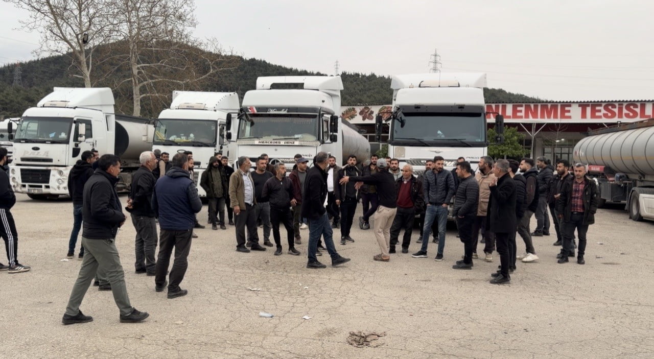 IRAK'TAN GETİRİLEN FUEL-OİL YÜKLÜ TANKERLERİN ŞOFÖRLERİ, OSMANİYE'NİN BAHÇE İLÇESİNDEKİ TESİSLERDE...