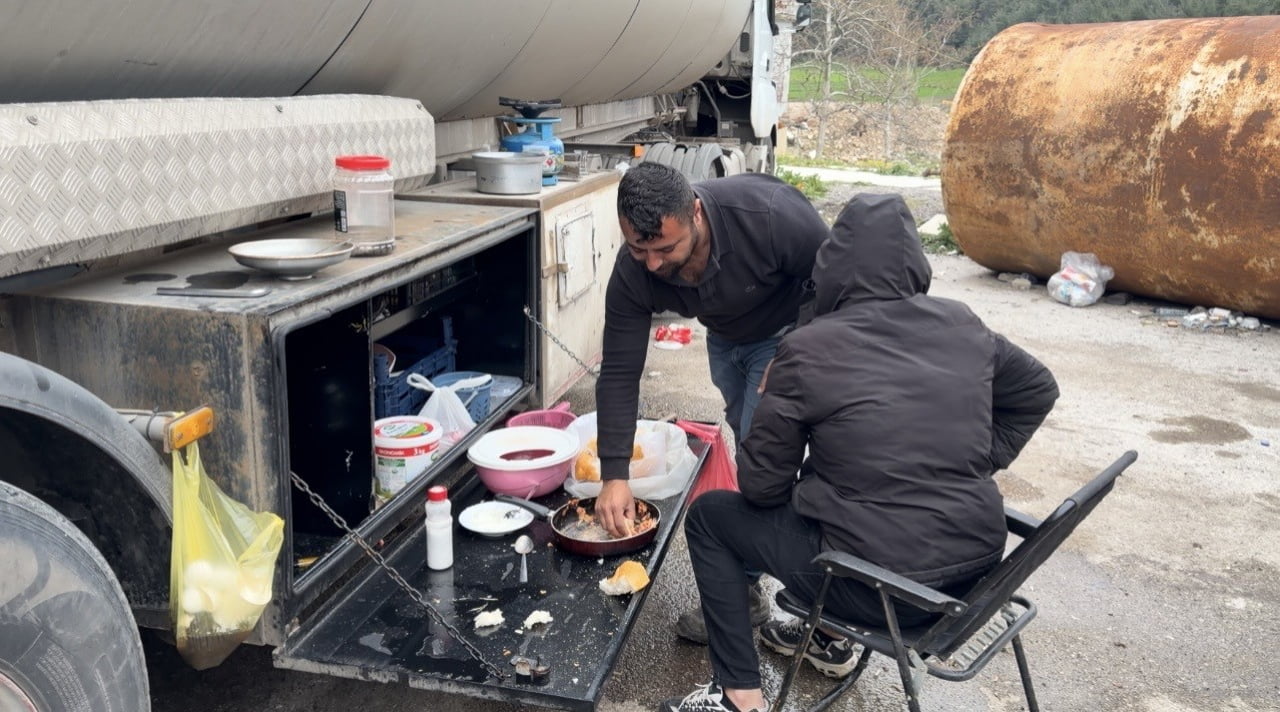 IRAK'TAN GETİRİLEN FUEL-OİL YÜKLÜ TANKERLERİN ŞOFÖRLERİ, OSMANİYE'NİN BAHÇE İLÇESİNDEKİ TESİSLERDE...