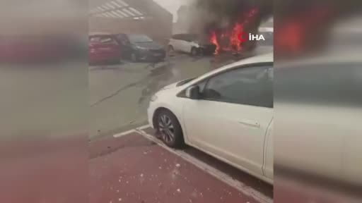 İran'ın İsrail'in Hayfa kentine gerçekleştirdiği füze saldırısı sonucu yangın çıkarken, 1 kişi...