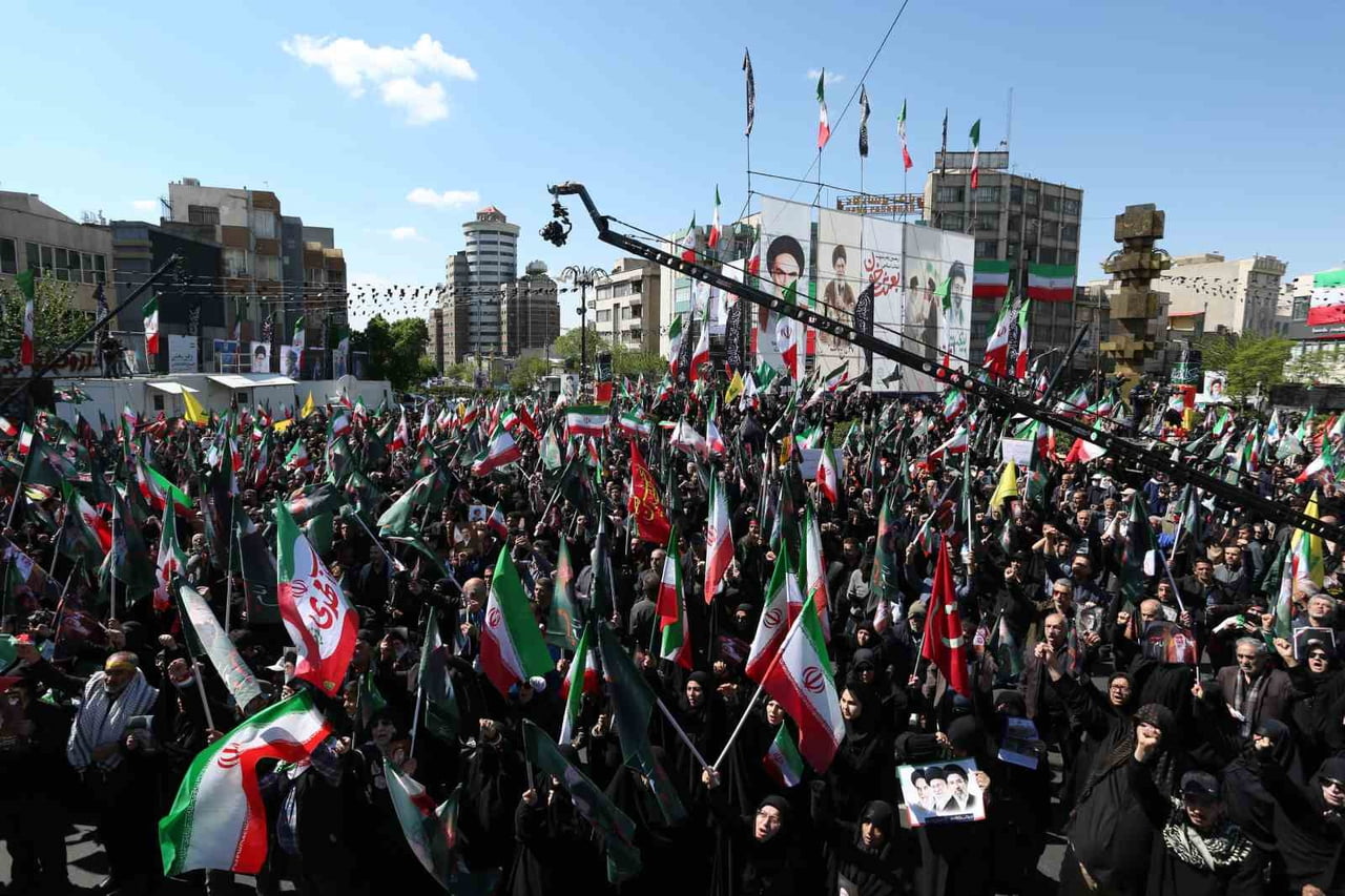 İRAN’IN BAŞKENTİ TAHRAN’DA, ABD-İSRAİL SALDIRILARI SONUCU ÖLDÜRÜLEN ESKİ DİNİ LİDER ALİ HAMANEY’İN...