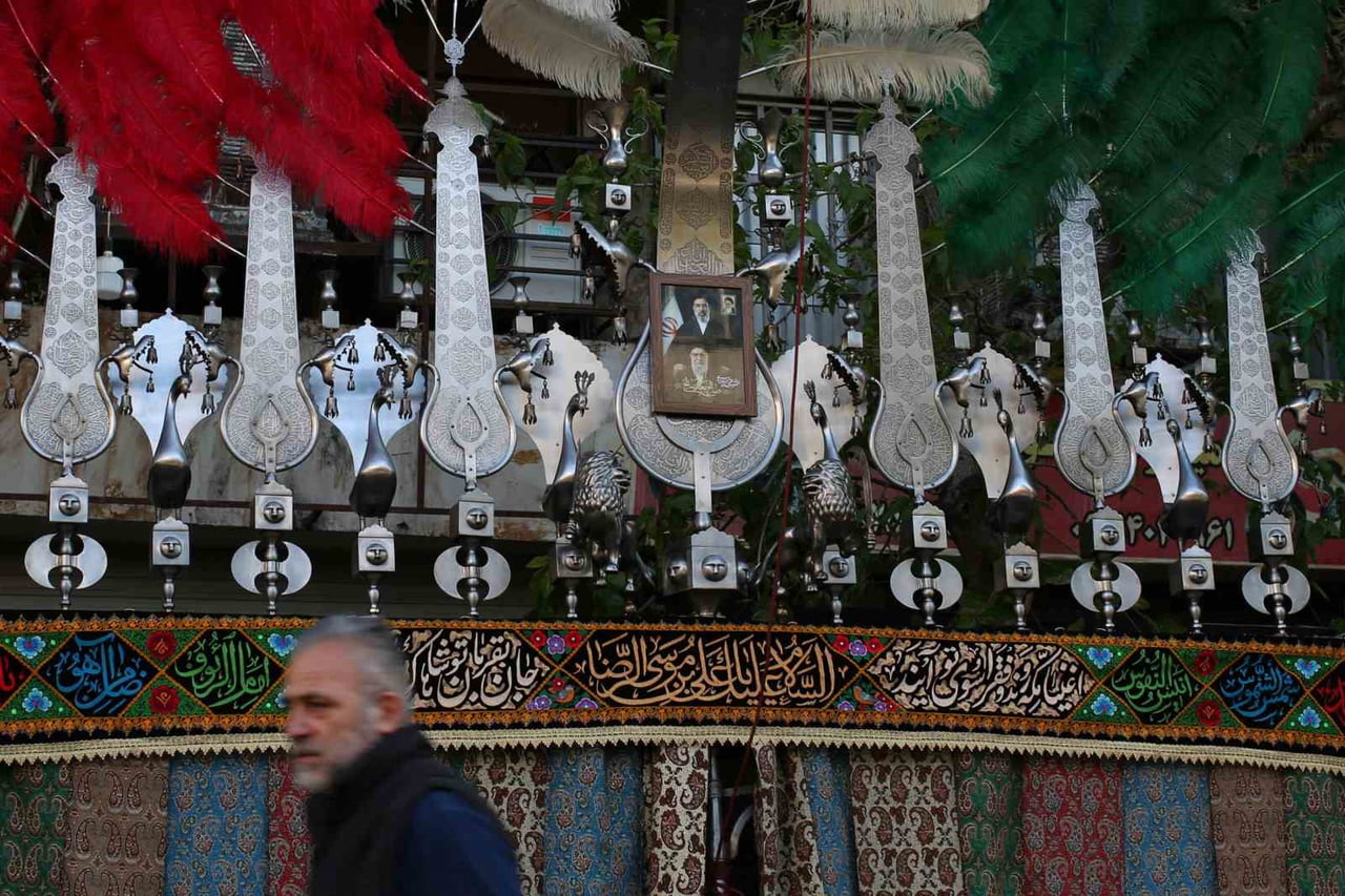 İRAN’IN BAŞKENTİ TAHRAN’DA, ABD-İSRAİL SALDIRILARI SONUCU ÖLDÜRÜLEN ESKİ DİNİ LİDER ALİ HAMANEY’İN...