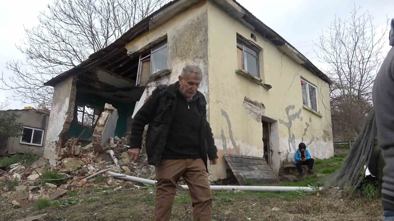 İRFAN GÜNGÖR'ÜN EVİ, YAN PARSELDE YAPILAN İNŞAAT NEDENİYLE MEYDANA GELEN TOPRAK KAYMASI SONUCU...