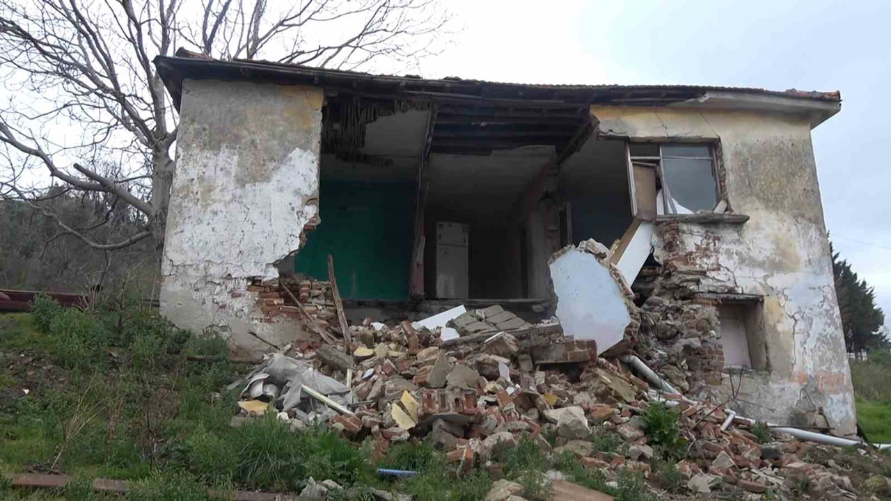 İRFAN GÜNGÖR'ÜN EVİ, YAN PARSELDE YAPILAN İNŞAAT NEDENİYLE MEYDANA GELEN TOPRAK KAYMASI SONUCU...