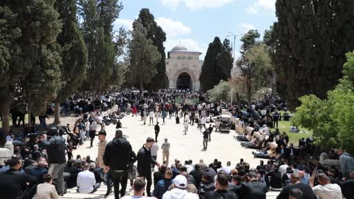 İşgal altındaki Doğu Kudüs'te bulunan Mescid-i Aksa'da yaklaşık 100 bin Müslüman, 6 hafta sonra...