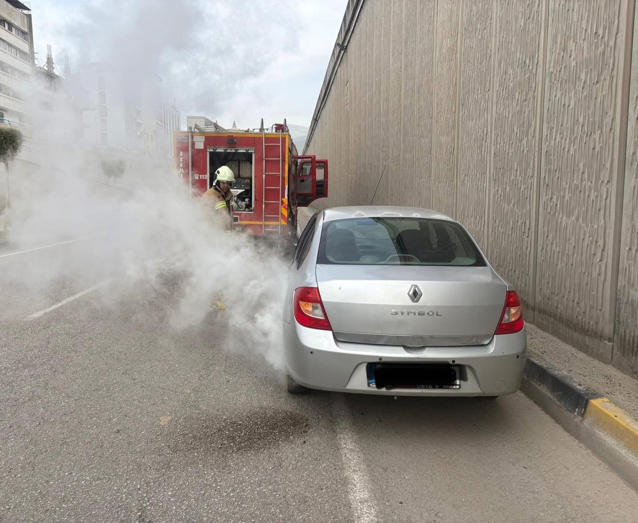 İSKENDERUN’DA ALT GEÇİTTE ARAÇ YANGINI KONTROL ALTINA ALINDI