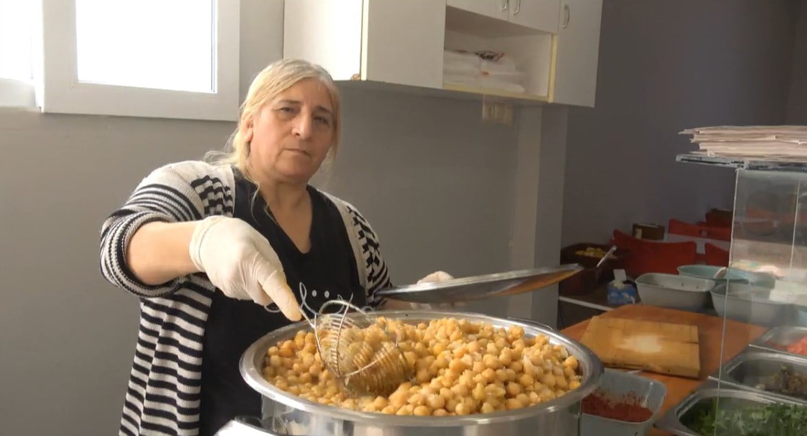 İSKENDERUN İLÇESİNDE ‘NOHUT DÜRÜMCÜ KADRİYE ABLA'  KADRİYE UZUN, 10 YILDIR SÜRDÜRDÜĞÜ MESLEĞİNDE...