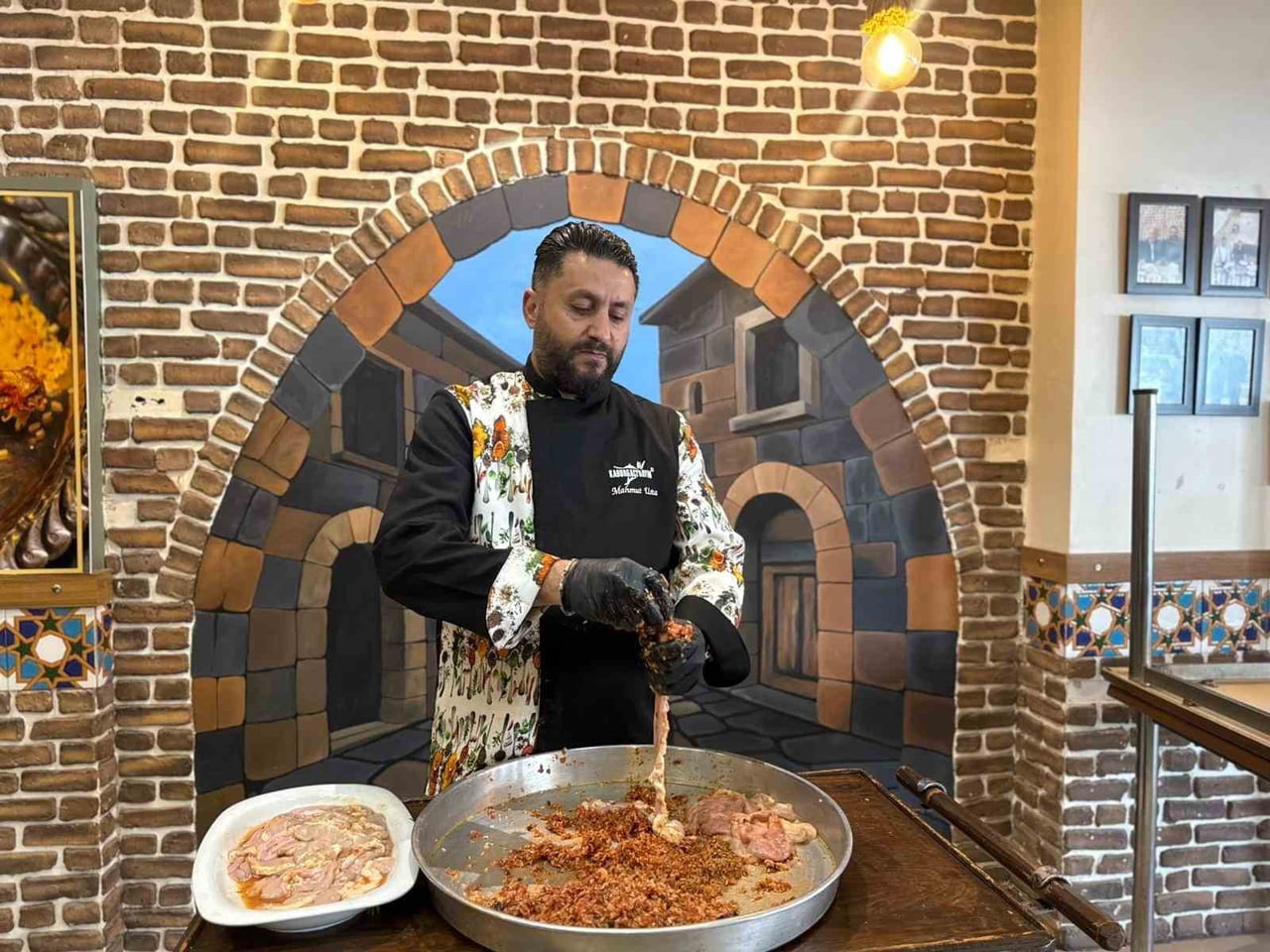 İŞLETMECİ MAHMUT AHİ, MUMBAR DOLMASININ MARDİN MUTFAĞININ ÖNEMLİ BİR PARÇASI OLDUĞUNU BELİRTEREK...