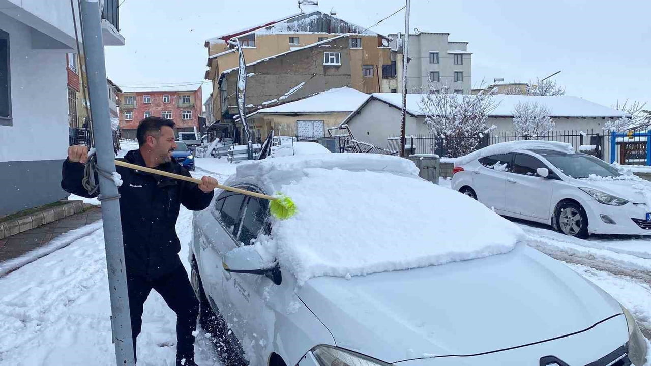 İSMİYLE MÜSEMMA KARLIOVA, BU SENE REKOR DÜZEYDE KAR YAĞIŞI ALDI. DÖRT GÖZLE BAHARI BEKLEYEN İLÇE...