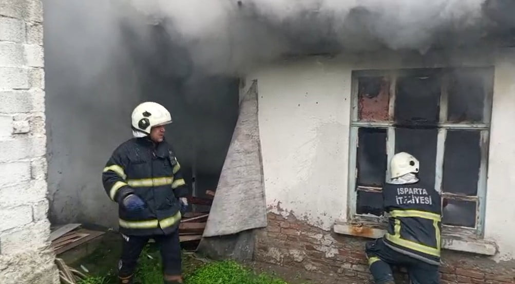 ISPARTA'DA METRUK BİNADA ÇIKAN YANGIN İTFAİYE EKİPLERİNCE SÖNDÜRÜLDÜ