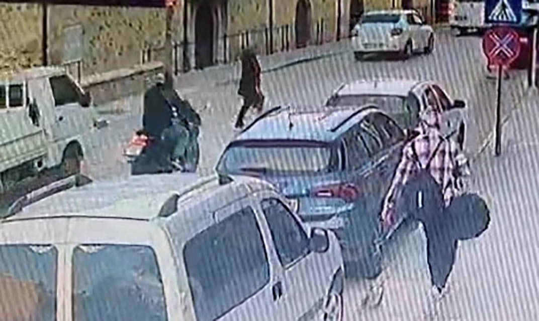 ISPARTA'NIN EĞİRDİR İLÇESİNDE YAYA GEÇİDİNDE KARŞIYA GEÇMEK İSTEYEN KADINA MOTOSİKLET ÇARPTI...