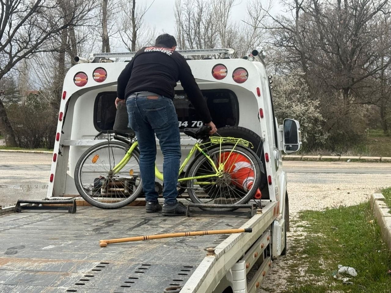 ISPARTA'NIN YALVAÇ İLÇESİNDE OTOMOBİLİN ÇARPTIĞI 83 YAŞINDAKİ BİSİKLET SÜRÜCÜSÜ AĞIR...