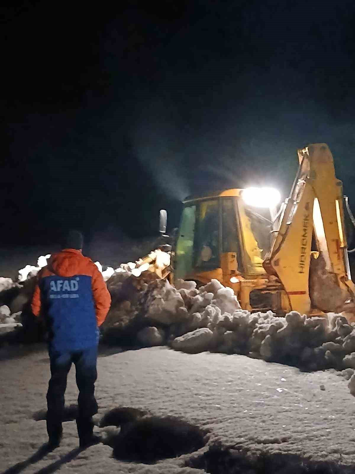 ISPARTA’NIN AKSU İLÇESİ ANAMAS ÇAYIR YAYLASI’NDA MOTOSİKLETLE BÖLGEYE ÇIKAN VE KARDA MAHSUR KALAN...