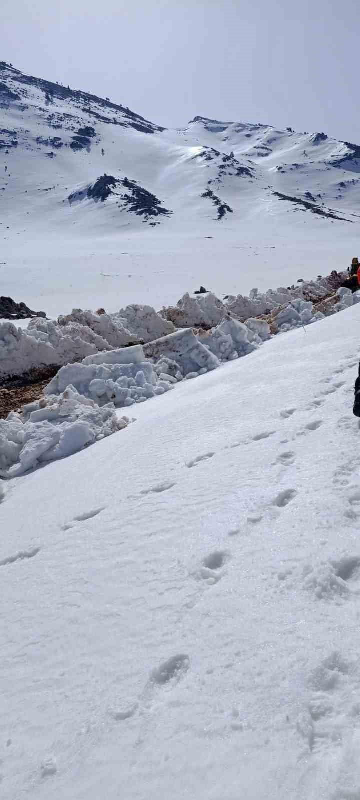 ISPARTA’NIN AKSU İLÇESİ ANAMAS ÇAYIR YAYLASI’NDA MOTOSİKLETLE BÖLGEYE ÇIKAN VE KARDA MAHSUR KALAN...