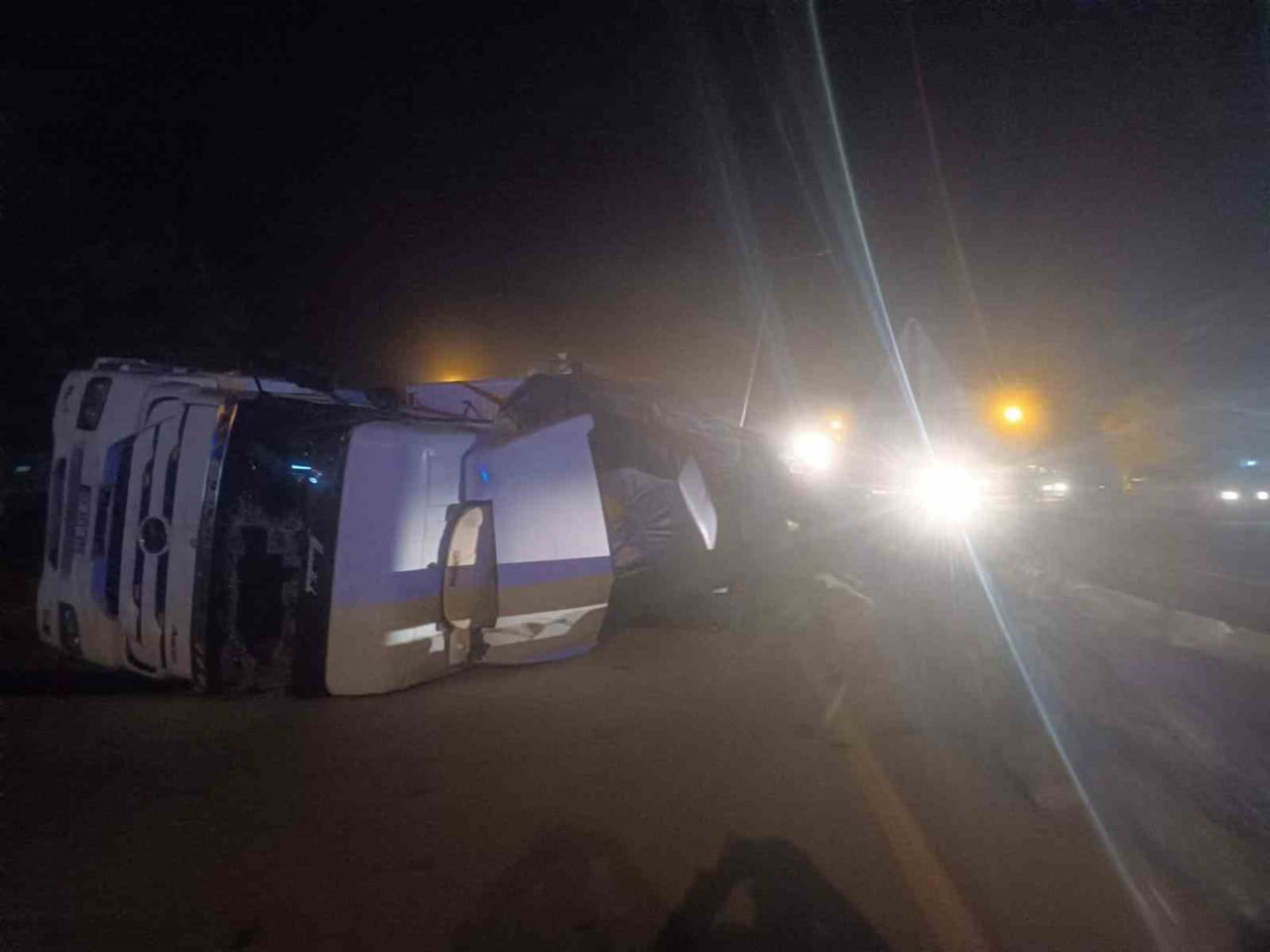 ISPARTA’NIN EĞİRDİR İLÇESİNDE VİRAJI ALAMAYAN SAMAN YÜKLÜ TIRIN DEVRİLMESİ SONUCU MEYDANA GELEN...