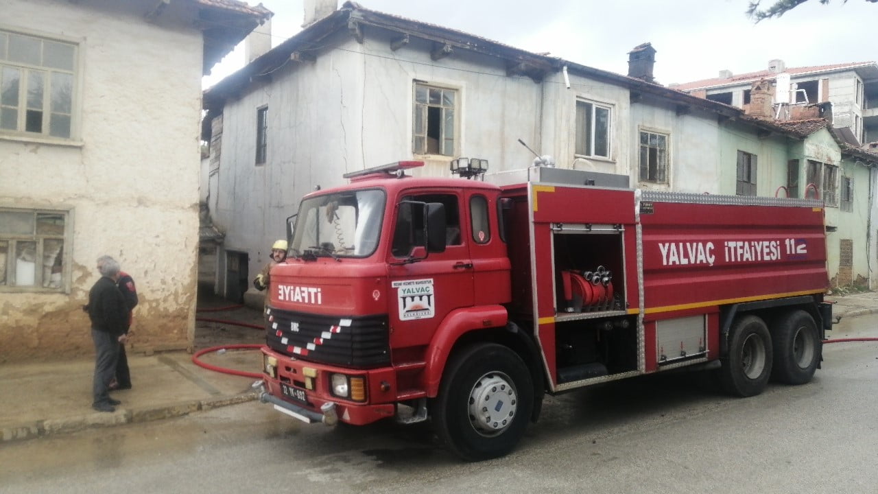 ISPARTA’NIN YALVAÇ İLÇESİNDE BACADAN ÇIKTIĞI DEĞERLENDİRİLEN YANGIN, İTFAİYENİN HIZLI...