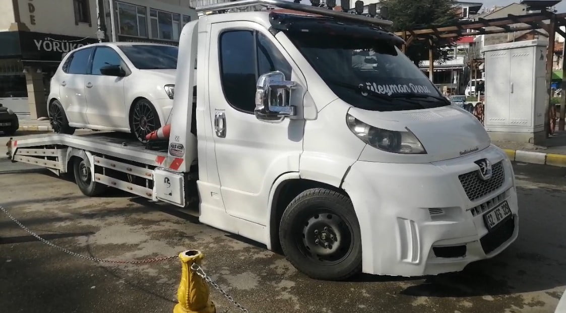 ISPARTA’NIN YALVAÇ İLÇESİNDE EGZOZ PATLAMASIYLA DİKKAT ÇEKEN ARAÇ, TRAFİK EKİPLERİNCE DURDURULDU....