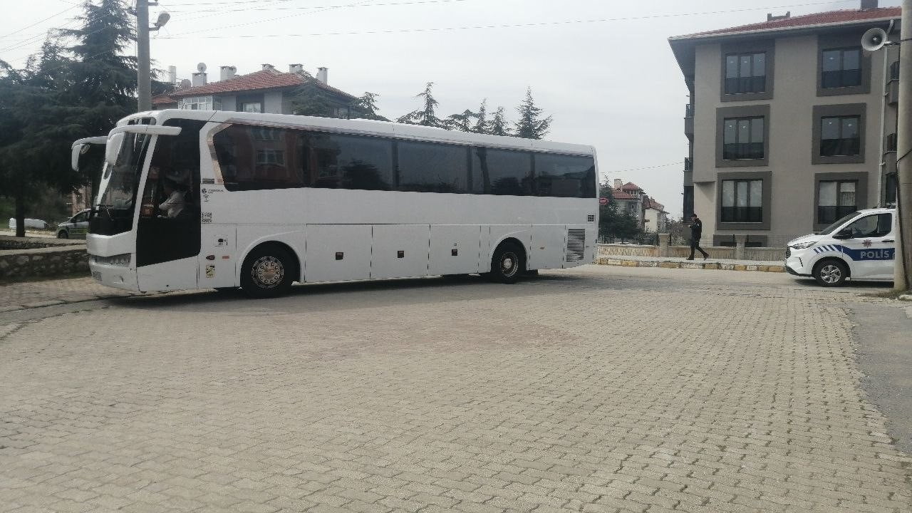 ISPARTA’NIN YALVAÇ İLÇESİNDE OTOMOBİL İLE TUR OTOBÜSÜNÜN ÇARPIŞTIĞI KAZADA ŞANS ESERİ YARALANAN...