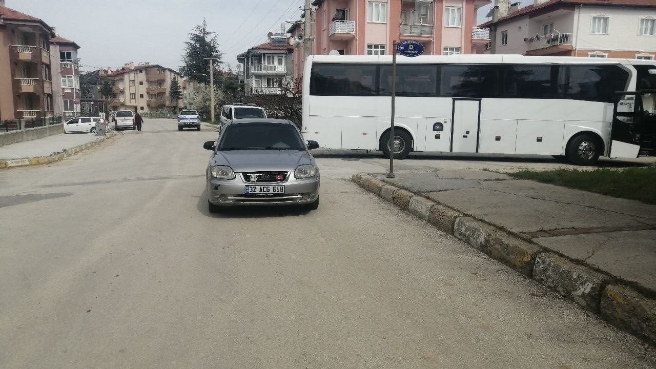 ISPARTA’NIN YALVAÇ İLÇESİNDE OTOMOBİL İLE TUR OTOBÜSÜNÜN ÇARPIŞTIĞI KAZADA ŞANS ESERİ YARALANAN...