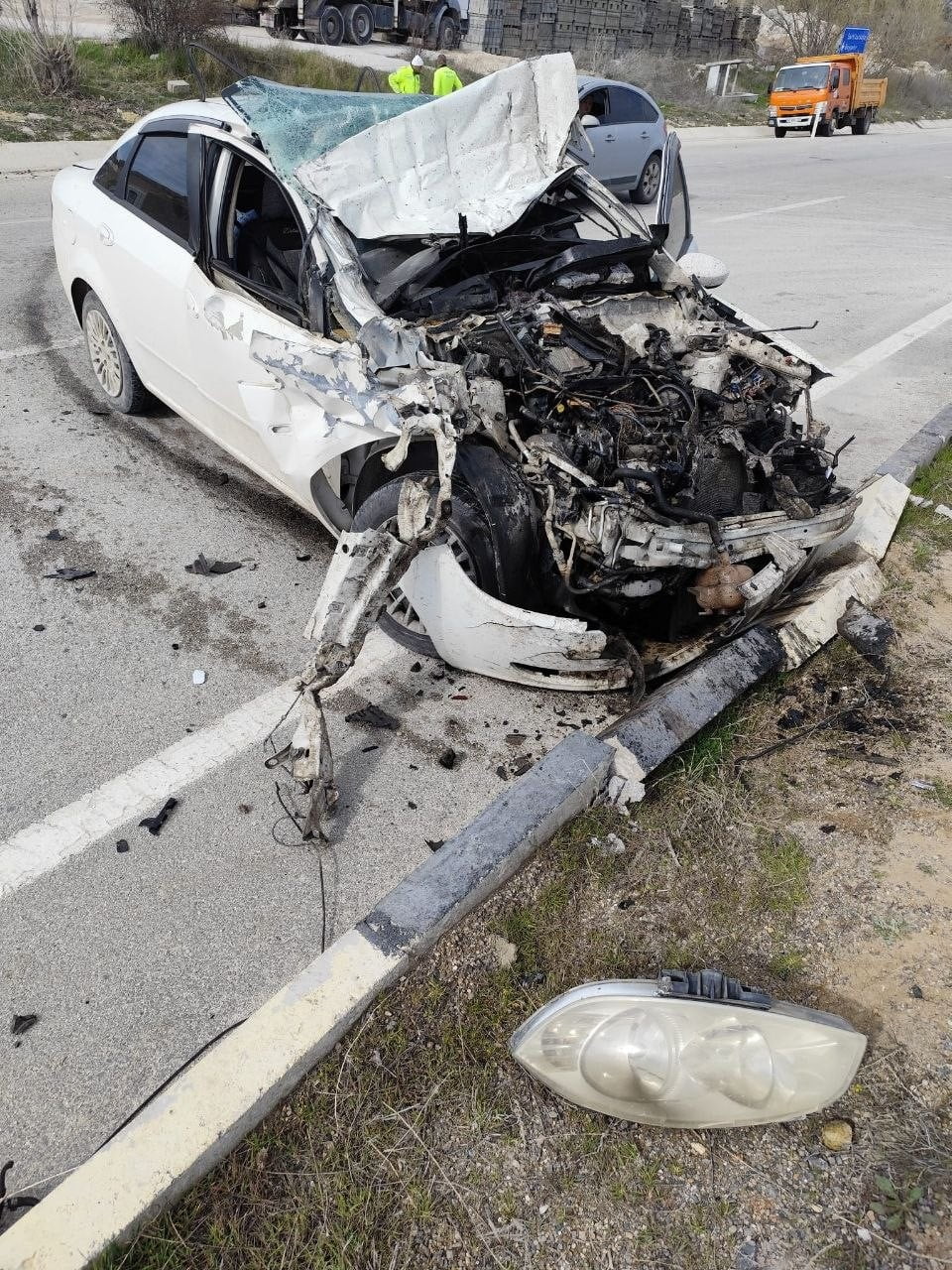 ISPARTA’NIN YALVAÇ İLÇESİNDE PARK HALİNDEKİ KAMYONETE ÇARPAN OTOMOBİLİN SÜRÜCÜSÜ...