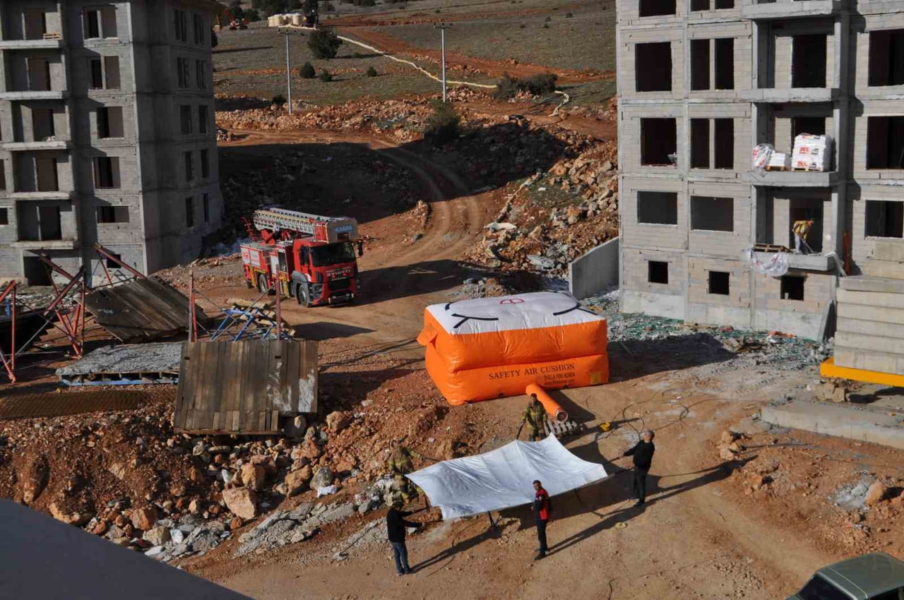 ISPARTA’NIN YALVAÇ İLÇESİNDE TOKİ İNŞAAT SAHASINDA, MAAŞLARINI ALAMADIĞI İDDİA EDİLEN KULE VİNÇ...