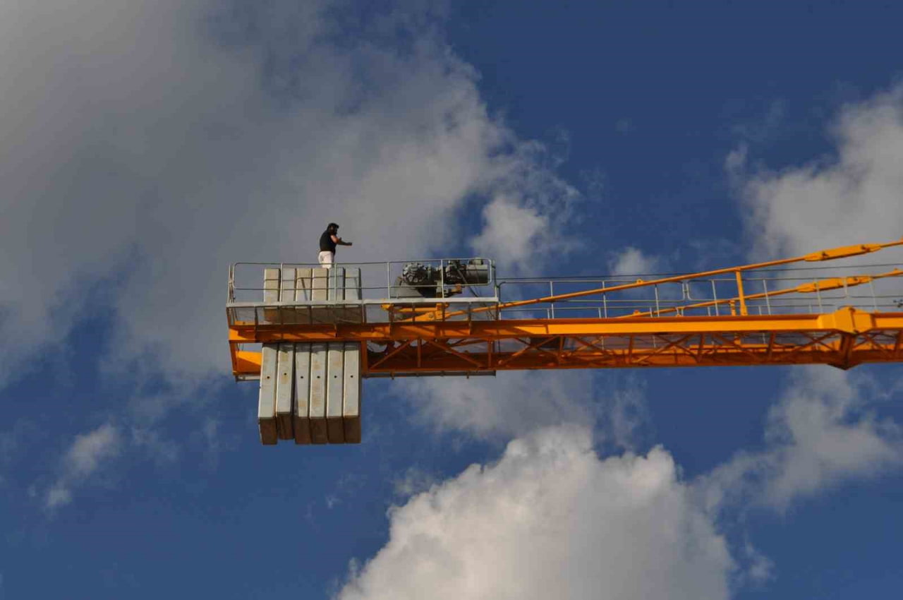 ISPARTA’NIN YALVAÇ İLÇESİNDE TOKİ İNŞAAT SAHASINDA, MAAŞLARINI ALAMADIĞI İDDİA EDİLEN KULE VİNÇ...