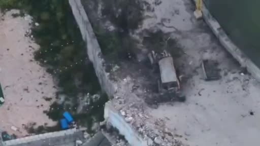 İsrail Savunma Kuvvetleri (IDF), Lübnan'ın güneyindeki sınır kenti Bint Jbeil'de yaralı bir şahsı...