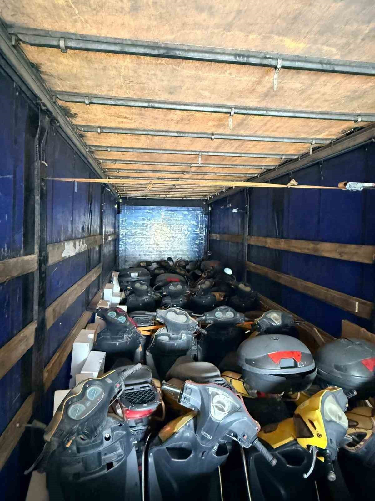 İSTANBUL'DA DAHA UCUZA TAŞIMACILIK YAPACAKLARINI SÖYLEYEREK KANDIRDIKLARI KİŞİLERİN MALLARINI...