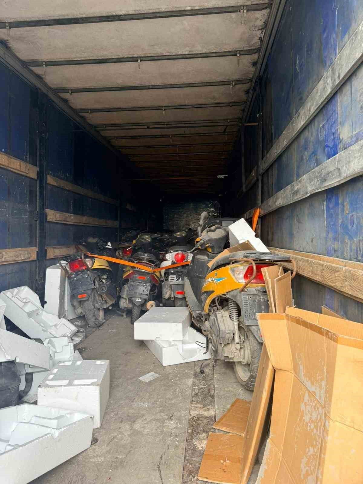 İSTANBUL'DA DAHA UCUZA TAŞIMACILIK YAPACAKLARINI SÖYLEYEREK KANDIRDIKLARI KİŞİLERİN MALLARINI...