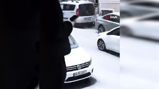 İstanbul'da dolu ve sağanak yağış etkili oldu: Doluyla kaplanan Sultangazi'de sürücüler zor anlar...