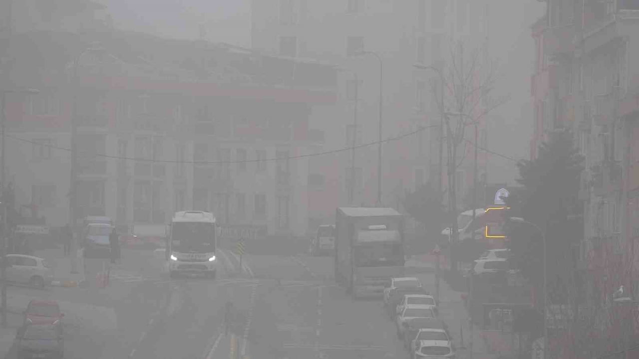 İSTANBUL'DA DÜN GECEDEN BU YANA ETKİLİ OLAN YOĞUN SİS, ANADOLU YAKASI’NDA DA SABAHIN ERKEN...