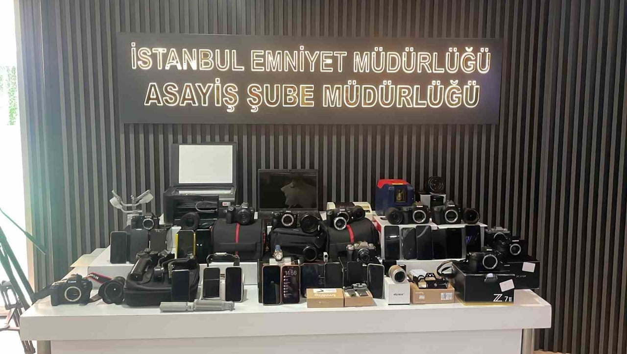 İSTANBUL'DA İNTERNETTEN SATILAN ELEKTRONİK ÜRÜNLERİN SAHİPLERİNİ AĞLARINA DÜŞÜREREK EŞYALARI...