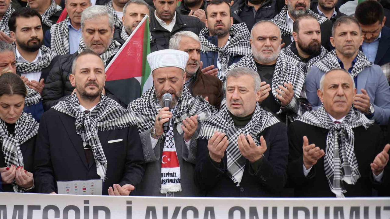 İSTANBUL'UN ARNAVUTKÖY İLÇESİNDE KENT KONSEYİ TARAFINDAN GERÇEKLEŞTİRİLEN BASIN AÇIKLAMASINDA...