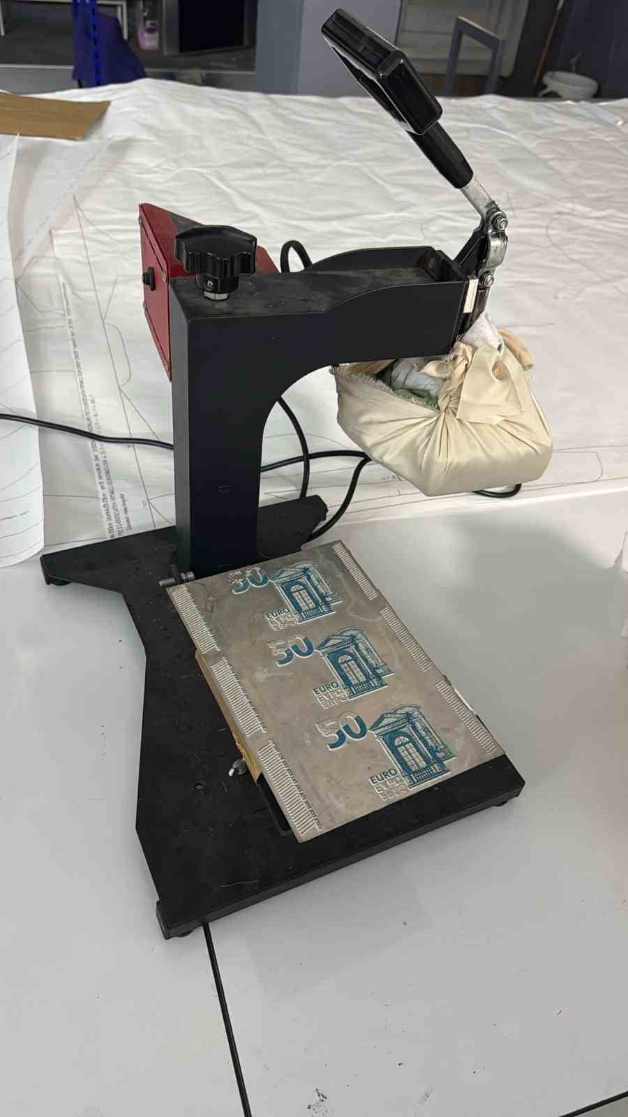 İSTANBUL'UN ESENLER İLÇESİNDE BİR ADRESE DÜZENLENEN OPERASYONDA 1 MİLYON 250 BİN SAHTE DOLAR, 655...