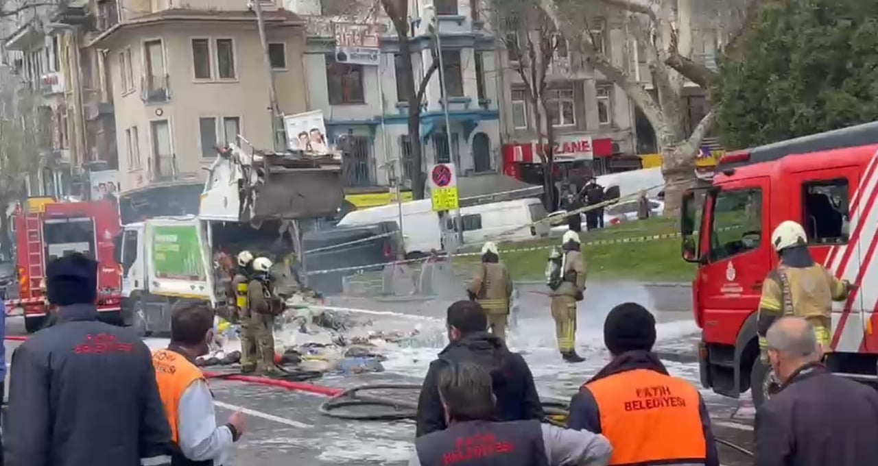 İSTANBUL'UN FATİH İLÇESİNDE ÇÖP KAMYONETİNDE HENÜZ BELİRLENEMEYEN BİR NEDENLE PATLAMA MEYDANA...