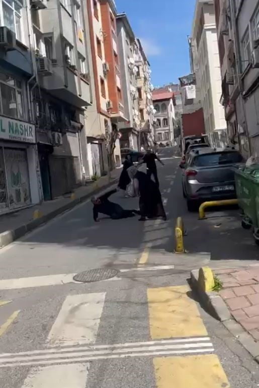 İSTANBUL'UN FATİH İLÇESİNDE İDDİAYA GÖRE BOŞANMA AŞAMASINDA OLAN ÇİFTİN AİLELERİ ARASINDA ÇIKAN...