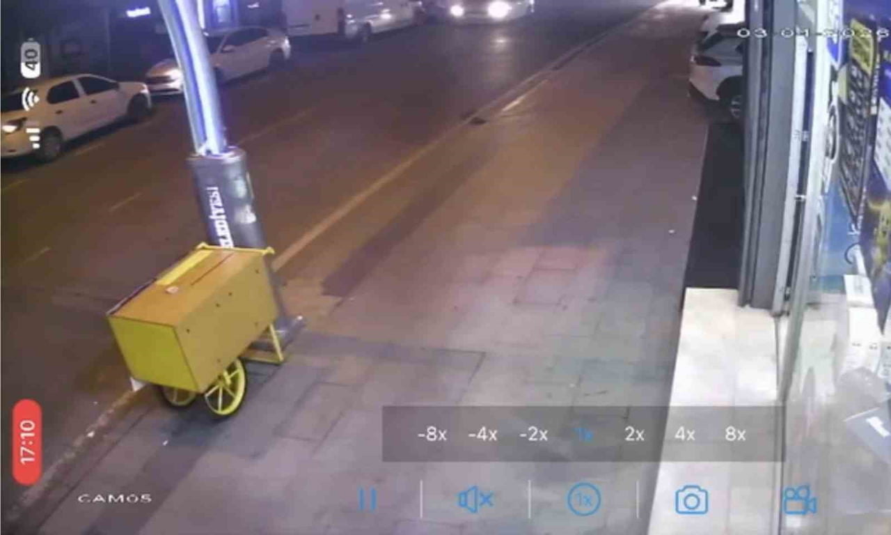 İSTANBUL BEŞİKTAŞ'TAKİ İSRAİL KONSOLOSLUĞU ÖNÜNDE GÜVENLİK GÜÇLERİYLE ÇATIŞMAYA GİREN 3...