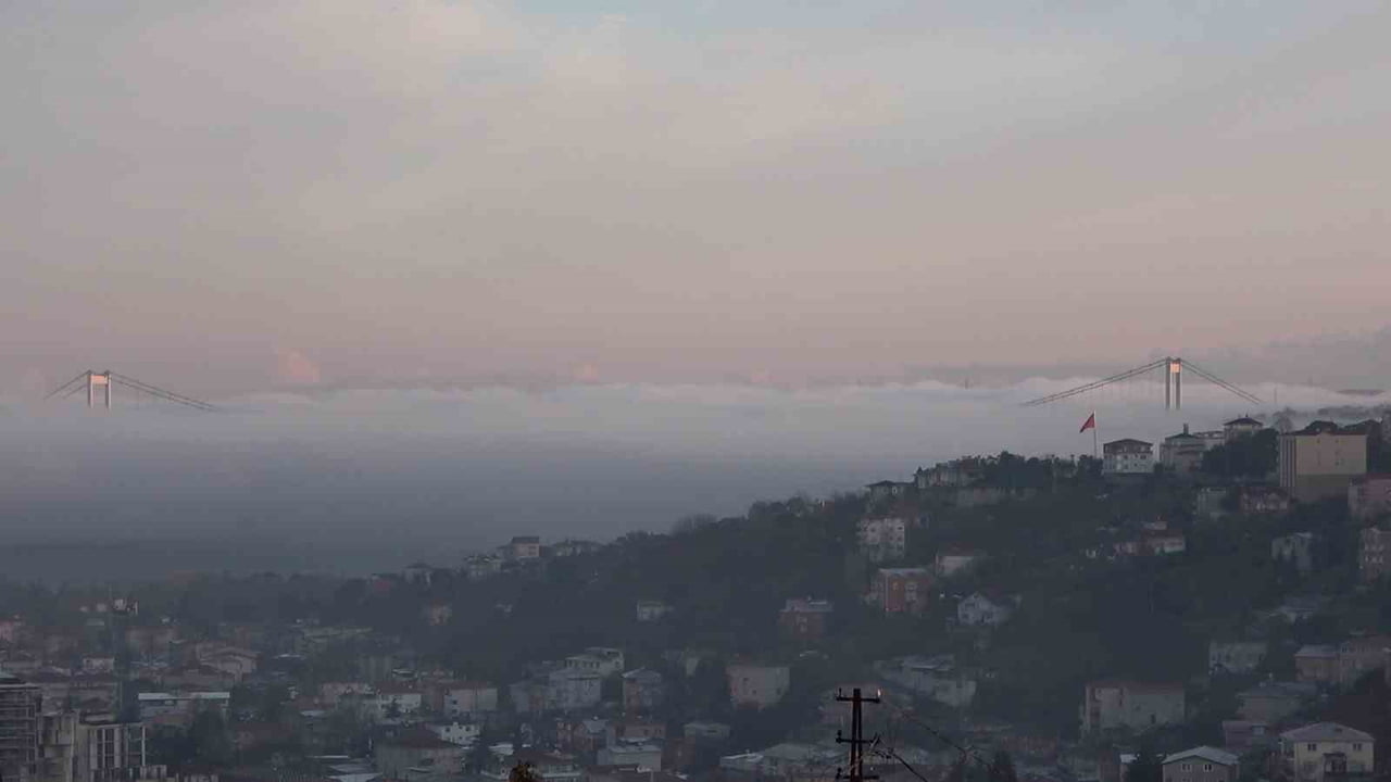 İSTANBUL BOĞAZI’NDA YOĞUN SİS: FATİH SULTAN MEHMET KÖPRÜSÜ GÖZDEN KAYBOLDU
