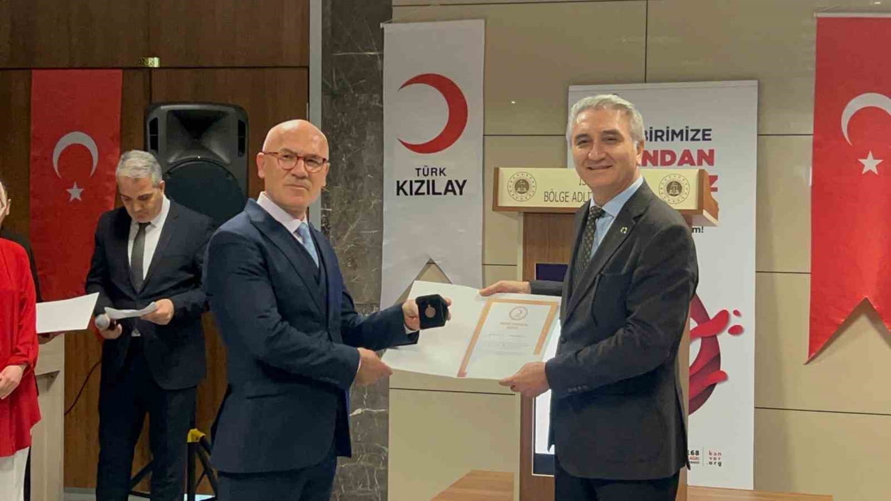 İSTANBUL BÖLGE ADLİYE MAHKEMESİ'NDE TÜRK KIZILAY'A KAN BAĞIŞINDA BULUNAN ADLİYE PERSONELİNE PLAKET...