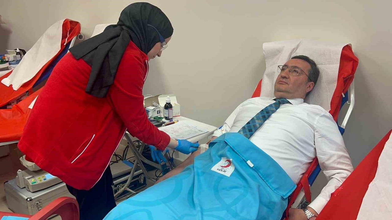 İSTANBUL BÖLGE ADLİYE MAHKEMESİ'NDE TÜRK KIZILAY'A KAN BAĞIŞINDA BULUNAN ADLİYE PERSONELİNE PLAKET...