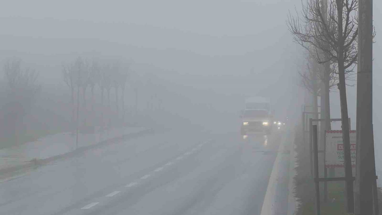 İSTANBUL’DA SABAH SAATLERİNDEN İTİBAREN ETKİLİ OLAN YOĞUN SİS, ÖZELLİKLE ARNAVUTKÖY’DE GÖRÜŞ...