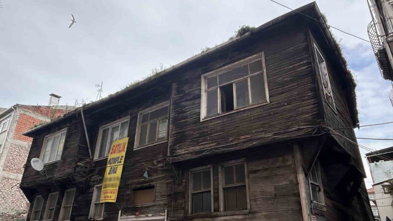 İSTANBUL FATİH'TE 3'ÜNCÜ DERECE ARKEOLOJİK SİT ALANINDA DEFİNE ARAYAN 3 ŞÜPHELİNİN KAZI YAPTIĞI EV...