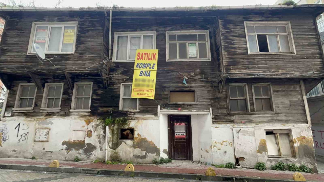 İSTANBUL FATİH'TE 3'ÜNCÜ DERECE ARKEOLOJİK SİT ALANINDA DEFİNE ARAYAN 3 ŞÜPHELİNİN KAZI YAPTIĞI EV...