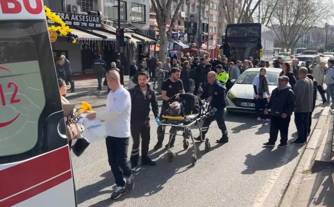 İSTANBUL FATİH'TE YOLUN KARŞISINA GEÇMEYE ÇALIŞAN YAŞLI KADINA OTOMOBİL ÇARPTI. KAZA SONRASI OLAY...
