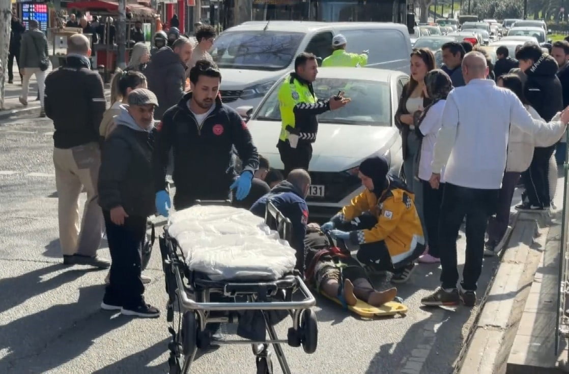 İSTANBUL FATİH'TE YOLUN KARŞISINA GEÇMEYE ÇALIŞAN YAŞLI KADINA OTOMOBİL ÇARPTI. KAZA SONRASI OLAY...