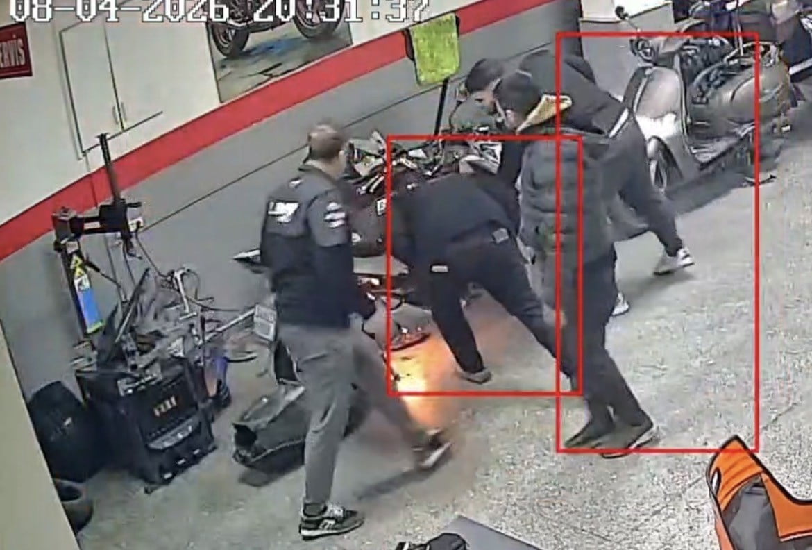 İSTANBUL GAZİOSMANPAŞA’DA TAMİRHANEDE TAMİR EDİLMEYE ÇALIŞAN MOTOSİKLET BİR ANDA YANMAYA BAŞLADI....