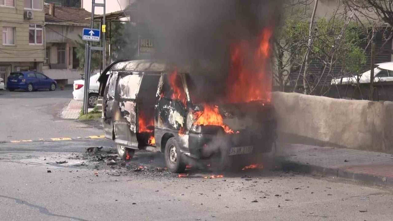 İSTANBUL (İHA) - ATAŞEHİR'DE PARK HALİNDE BULUNAN BİR MİNİBÜS ALEV ALEV YANDI. YANMA ESNASINDA...