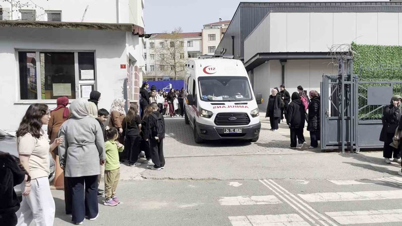 İSTANBUL (İHA) - ATAŞEHİR’DE BİR ORTAOKULDA, OKUL KANTİNİNDEN TAVUK DÖNER YEDİKLERİ ÖNE SÜRÜLEN...